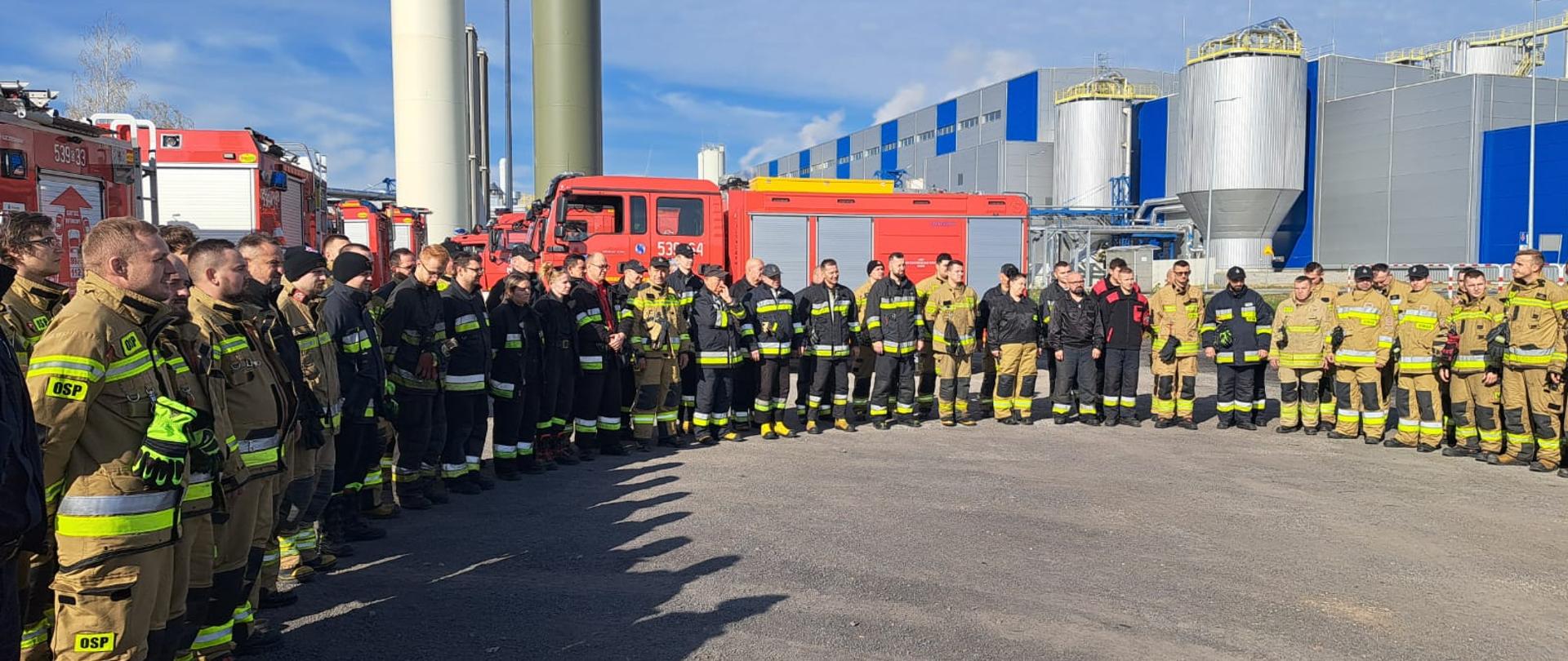 Zdjęcie przedstawia druhów OSP oraz funkcjonariuszy PSP podczas ćwiczeń