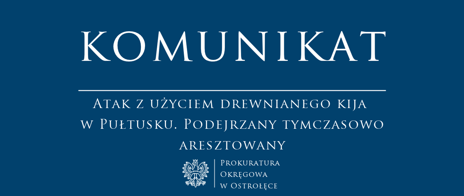 Biały napis komunikat Atak z użyciem drewnianego kija w Pułtusku. Podejrzany tymczasowo aresztowany na niebieskim tle