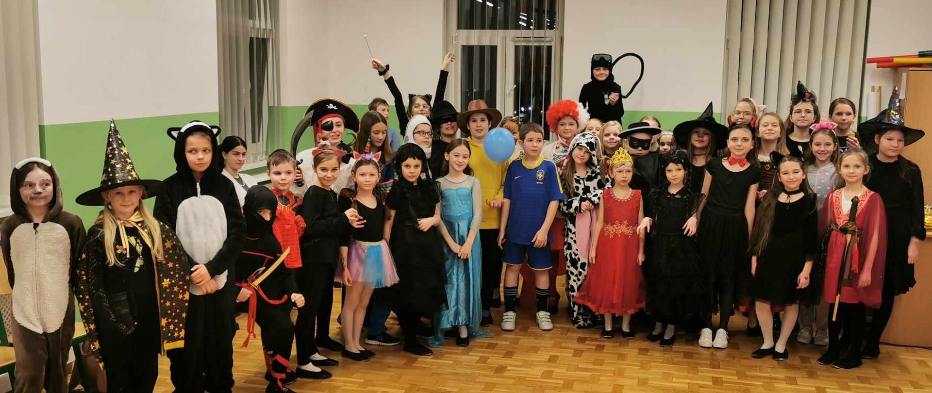 zdjęcie grupowe uczniów w przebraniu