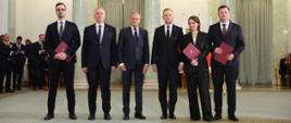 Zaprzysiężenie nowego Ministra Aktywów Państwowych Jakuba Jaworowskiego. Od lewej Minister Jakub Jaworowski, Minister Tomasz Siemoniak, Premier Donald Tusk, Prezydent Andrzej Duda, Minister Hanna Wróblewska i Minister Krzysztof Paszek.