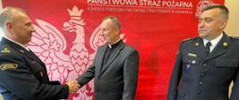 Przekazanie dekretu mianowania Kapelana Strażaków KP PSP w Obornikach