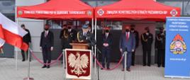 Na zdjęciu zaproszeni goście przed budynkiem komendy
