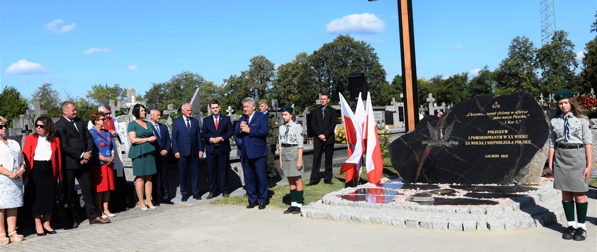 W uroczystości poświęcenia Pomnika Poległym i Pomordowanym w okresie I i II wojny światowej uczestniczył Wicewojewoda Mazowiecki Sylwester Dąbrowski