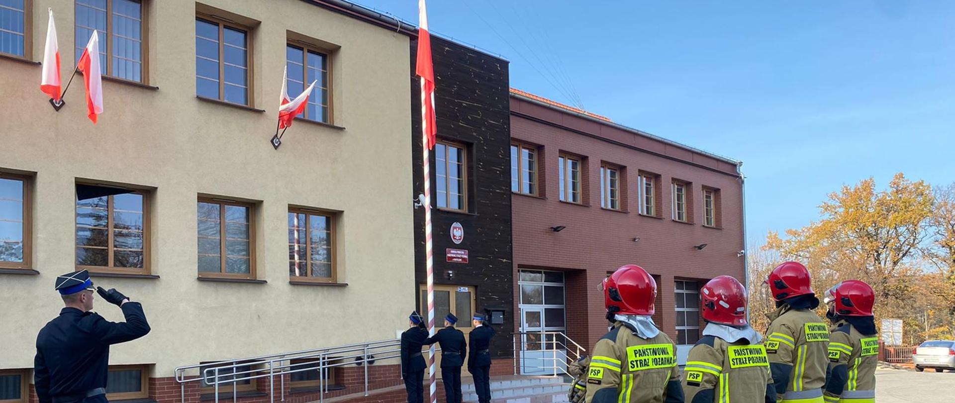 Strażacy PSP podczas uroczystego podniesienia flagi państwowej wraz z odśpiewaniem Mazurka Dąbrowskiego na terenie jednostki JRG PSP.