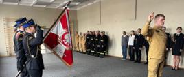 Strażak składa ślubowanie.