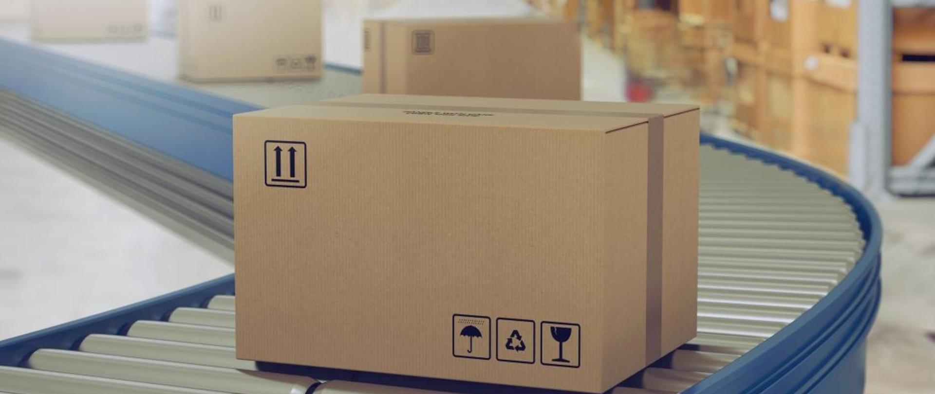 Na zdjęciu widać brązowe pudełko na pasie na terminalu