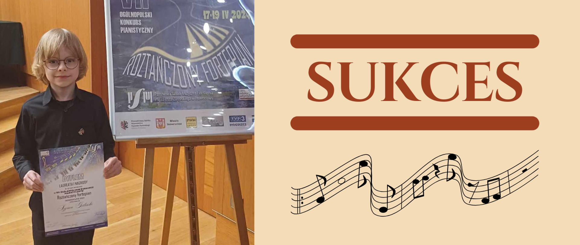 po lewej chłopiec trzymający dyplom obok niego baner konkursowy na sztaludze, po prawej napis sukces a poniżej grafika nut na beżowym tle
