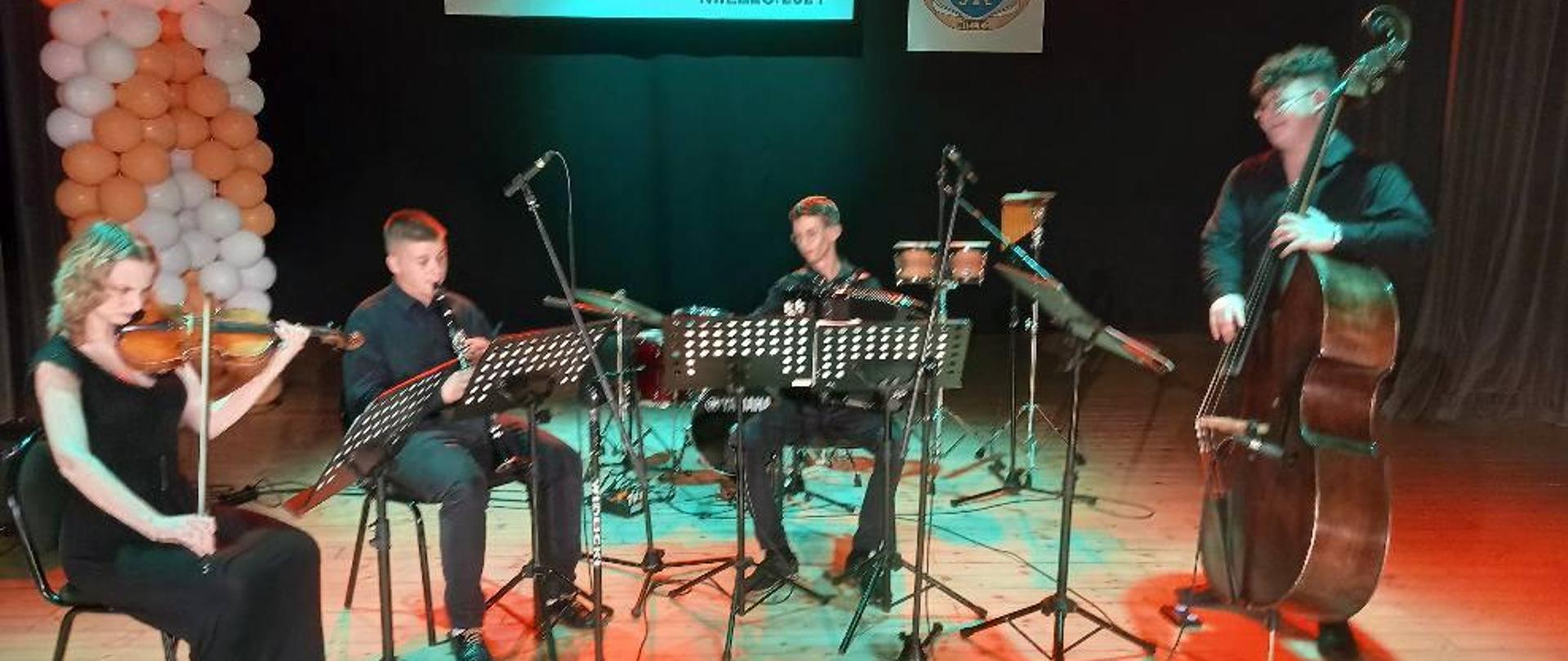 Kinga Mądel-skrzypce, Paweł Machnik - klarnet, Bartosz Durda - akordeon i Bartłomiej Dudzik - kontrabas podczas koncertu w ramach gali wręczenia nagród Młodzi Nieprzeciętni 2024 na scenie w sali widowiskowej DK SCK Mielec