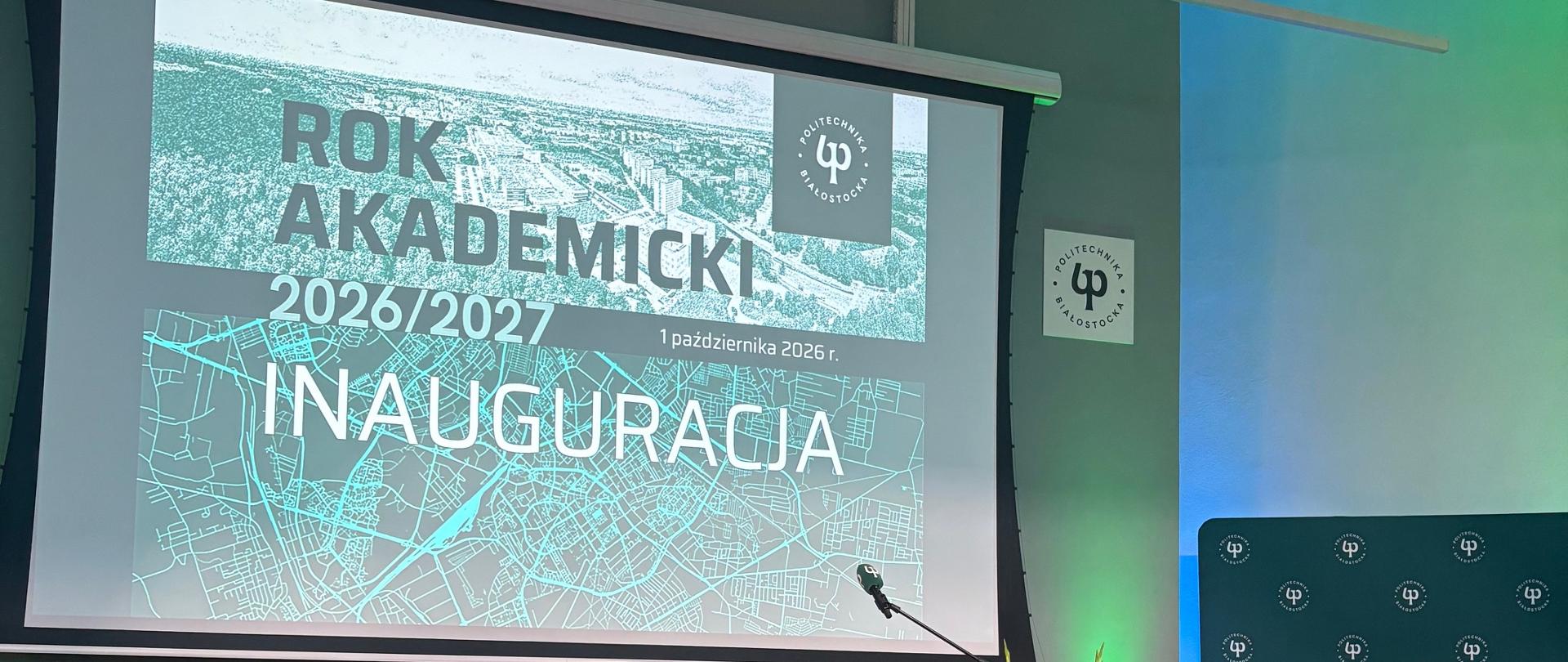 Wysokiej jakości ekran na ścianie, służący do wyświetlania informacji lub multimediów.