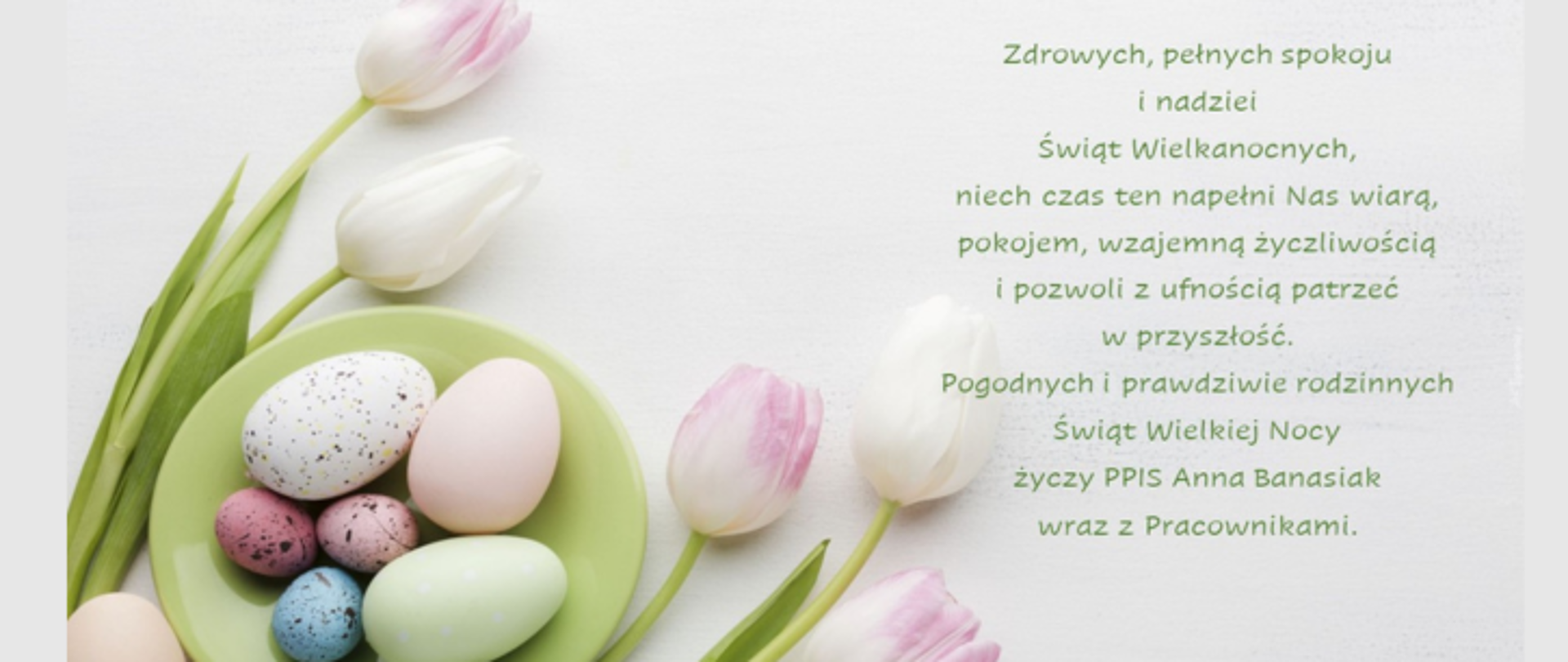 Na szarym tle z lewej strony widoczne białe tulipany oraz zielony talerz z kolorowymi pisankami z prawej strony widoczne życzenia świąteczne.