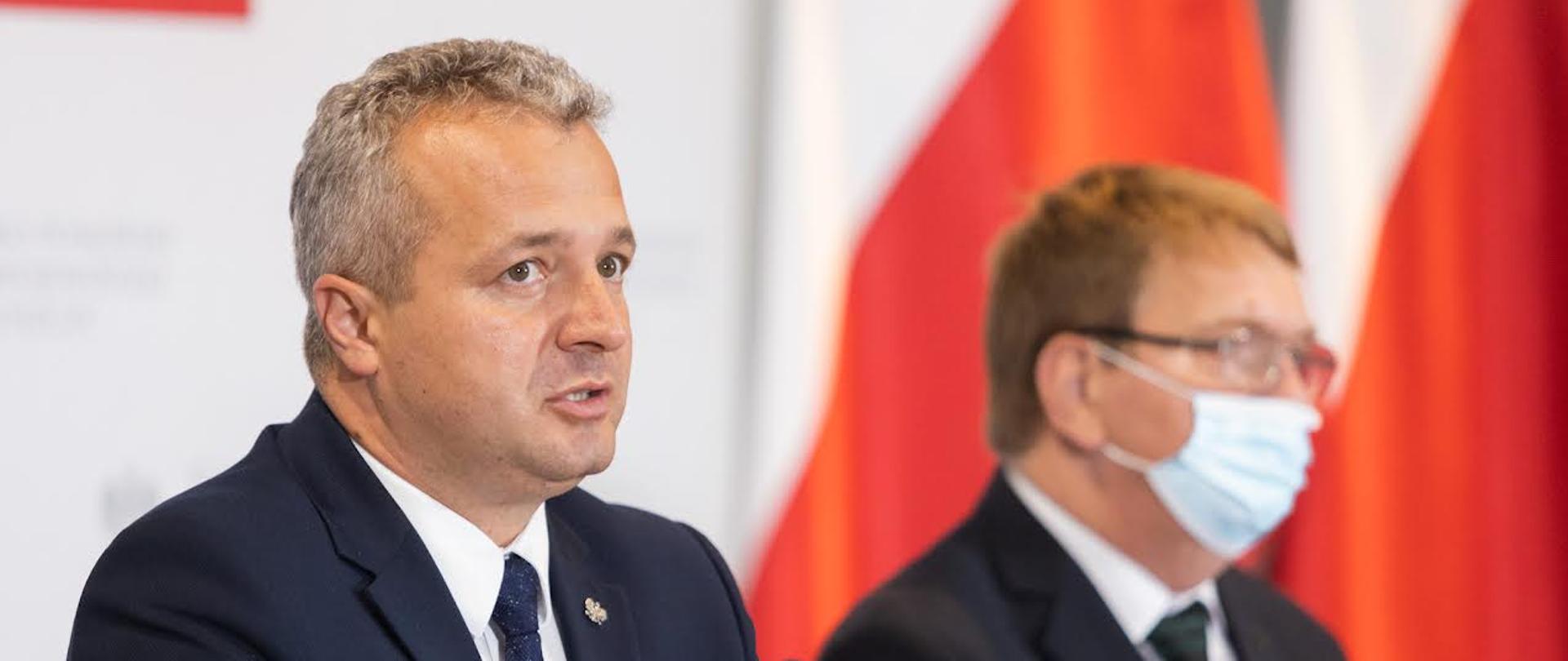 Wojewoda Mikołaj Bogdanowicz podczas konferencji