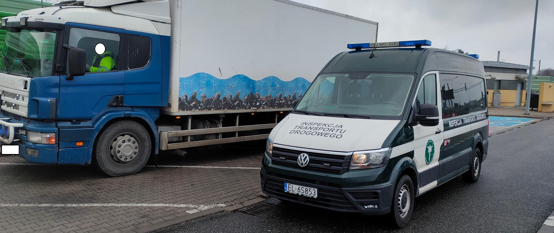 Radiowóz ITD i kontrolowany pojazd na parkingu 