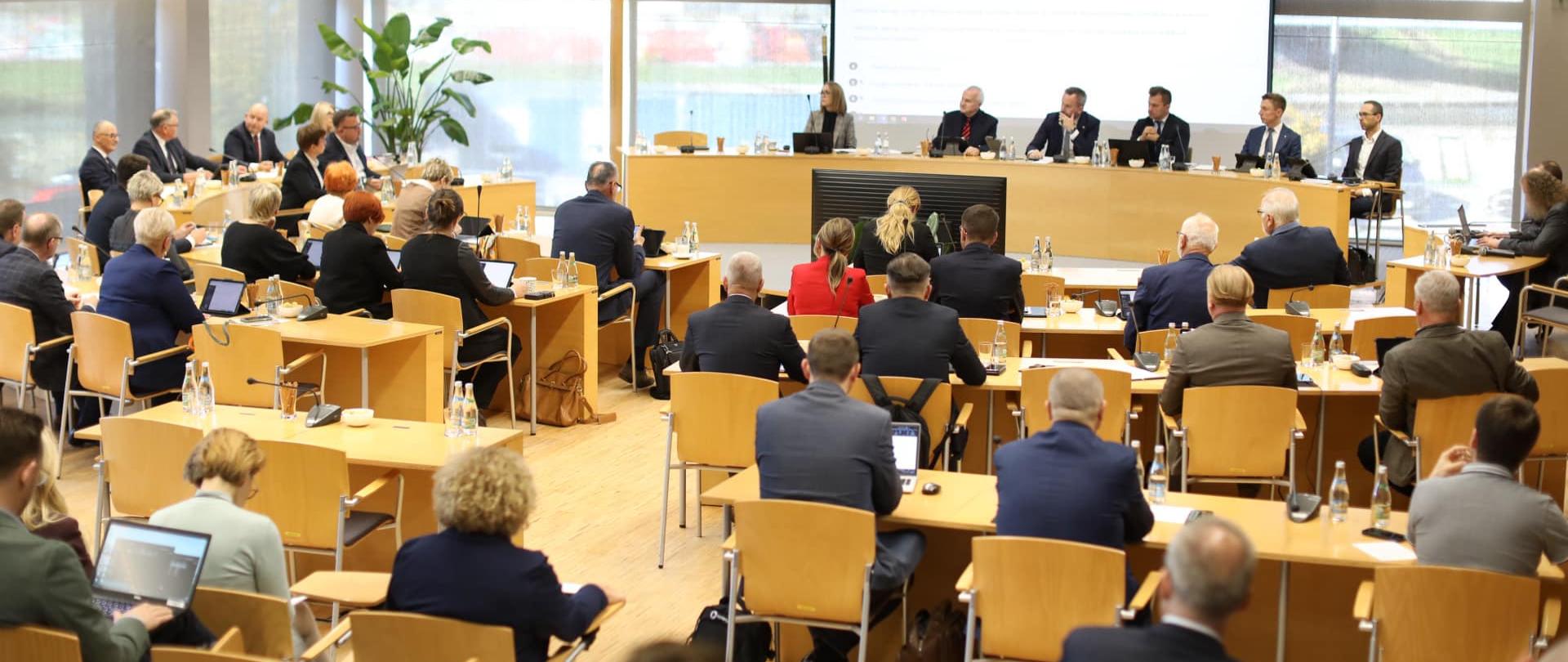 Wody Polskie zaprezentowały samorządowcom z Opolszczyzny aktualny stan prac przeciwpowodziowych. Fot. Szymon Ogłaza - Marszałek Województwa Opolskiego