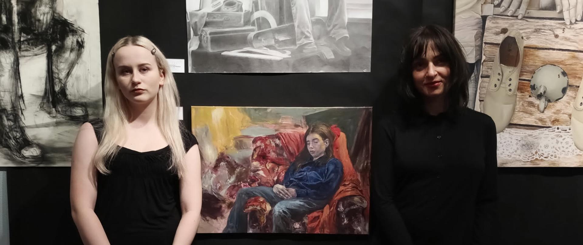 Fotografia ukazująca Emilię Brol i Anetę Jurczyńską podczas finału XVII Ogólnopolskiego Biennale Rysunku i Malarstwa w Koszalinie