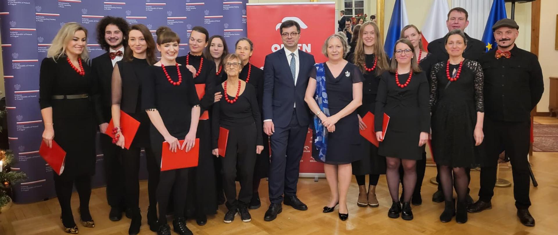 Wspólne zdjęcie - Konsul RP, chargé d'affaires i chór A to my