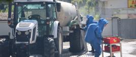 Na zdjęciu widać strażaków ubranych w CUGi ( ubrania gazoszczelne) przygotowujących się do uszczelnienia cysterny.