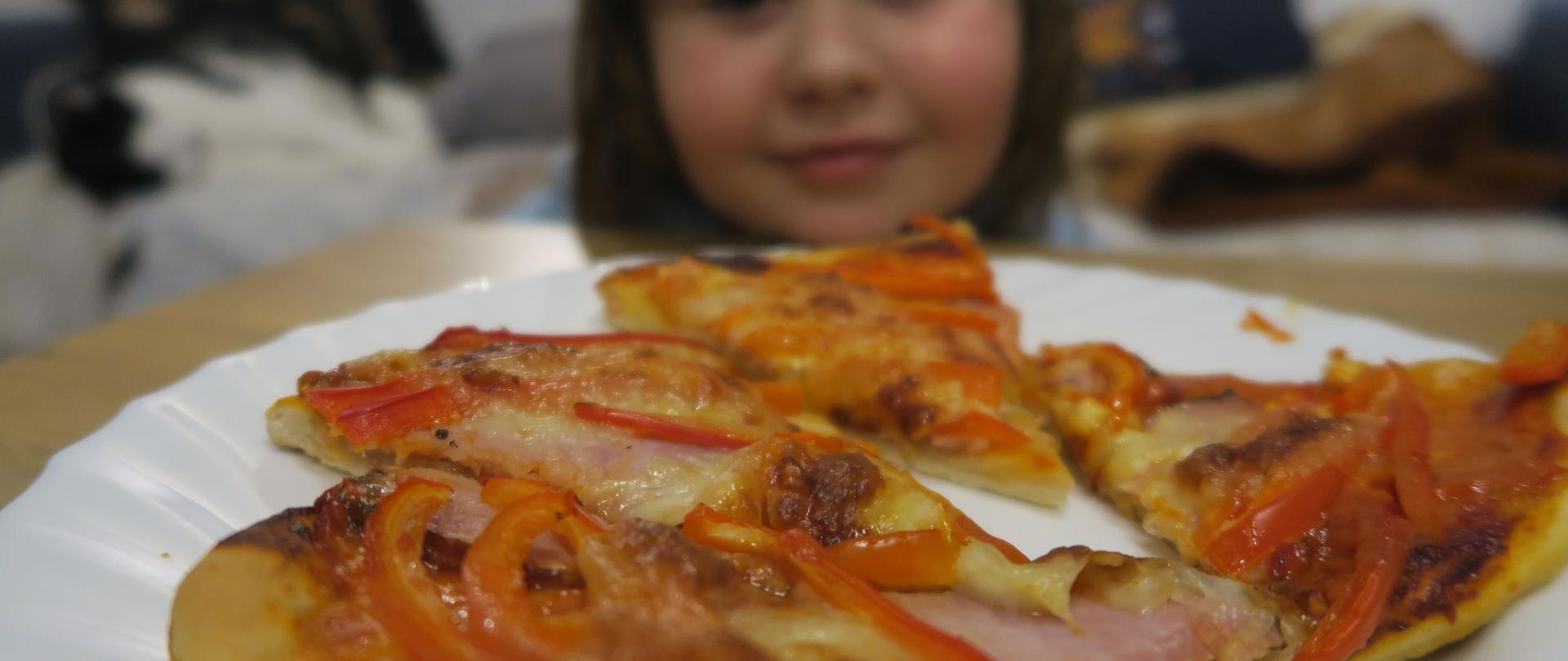 upieczona i pokrojona pizza