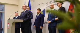 minister środowiska Henryk Kowalczyk, wiceministrowie (od lewej) Małgorzata Golińska, Michał Kurtyka, Mariusz Orion Jędrysek, Sławomir Mazurek oraz Kazimierz Kujda, prezes zarządy Narodowego Funduszu Ochrony Środowiska i Gospodarki Wodnej