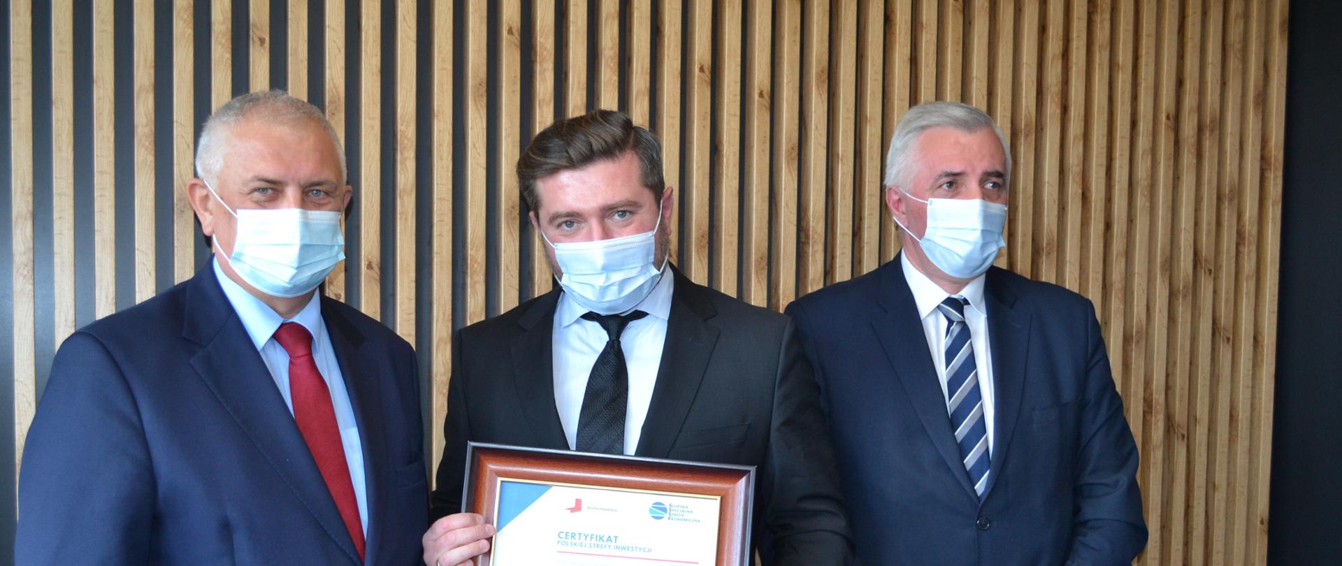 Minister Grzegorz Piechowiak wręcza decyzję o wsparciu firmie ROMB