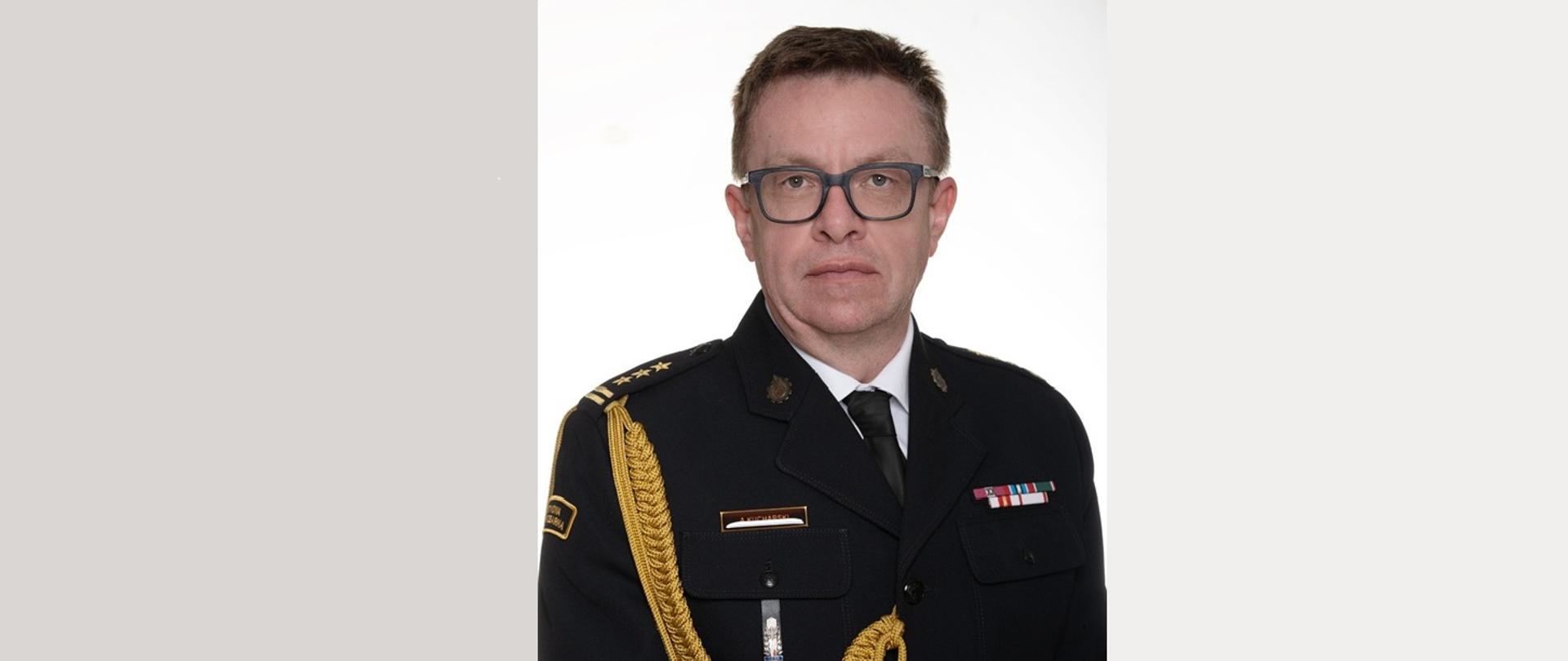 Komendant PSP w Lipsku st. bryg. Artur Kucharski stojący w mundurze