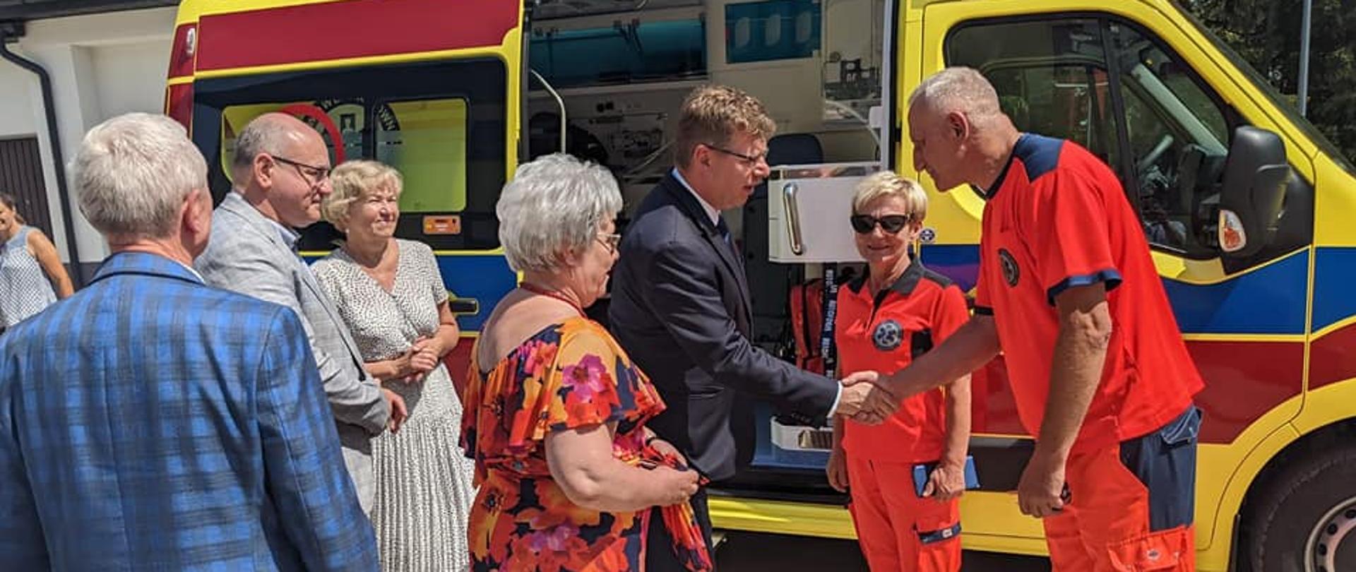 Przekazanie karetki gmina Rybno