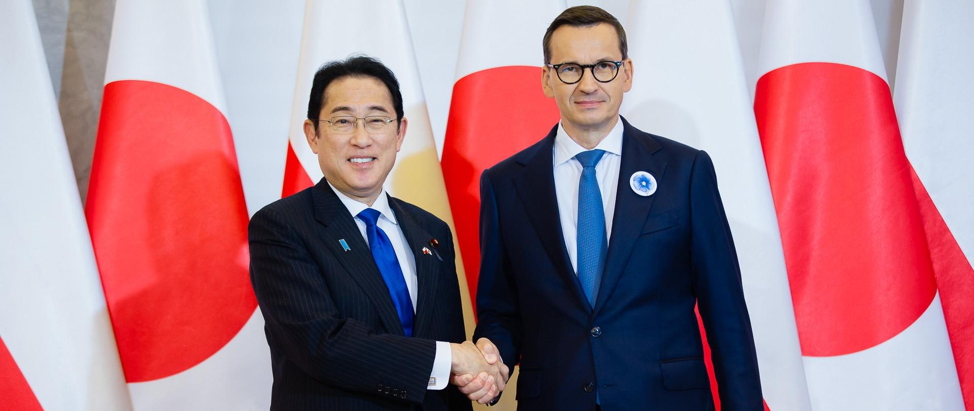 Premier Mateusz Morawiecki ściska dłoń premiera Japonii Fumio Kishidy podczas jego wizyty w Kancelarii Prezesa Rady Ministrów.