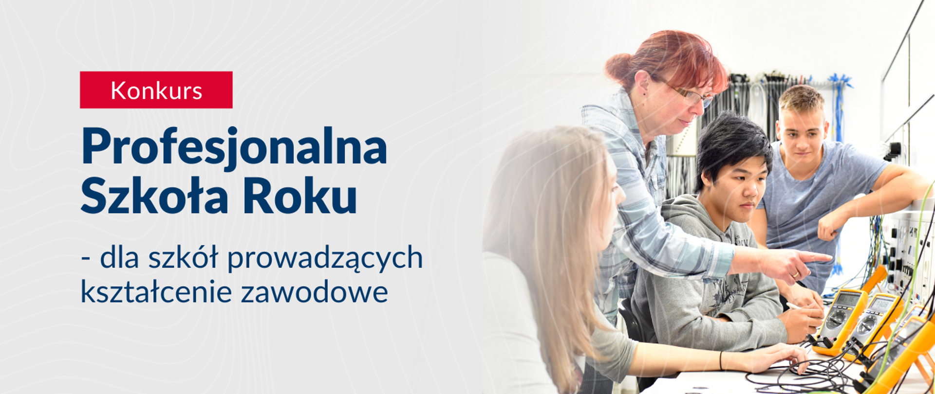 Banner konkursowy. Po lewej stronie napisy: czerwony prostokąt z białym napisem „Konkurs” oraz duże granatowe litery „Profesjonalna Szkoła Roku – dla szkół prowadzących kształcenie zawodowe”. Po prawej stronie zdjęcie nauczycielki w okularach, która tłumaczy trojgu uczniom obsługę urządzeń pomiarowych (multimetrów) w pracowni technicznej.
