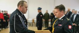 Zastępca Komendanta Wojewódzkiego PSP w Toruniu, przekazujący akt włączenia jednostki OSP Opoczki do ksrg