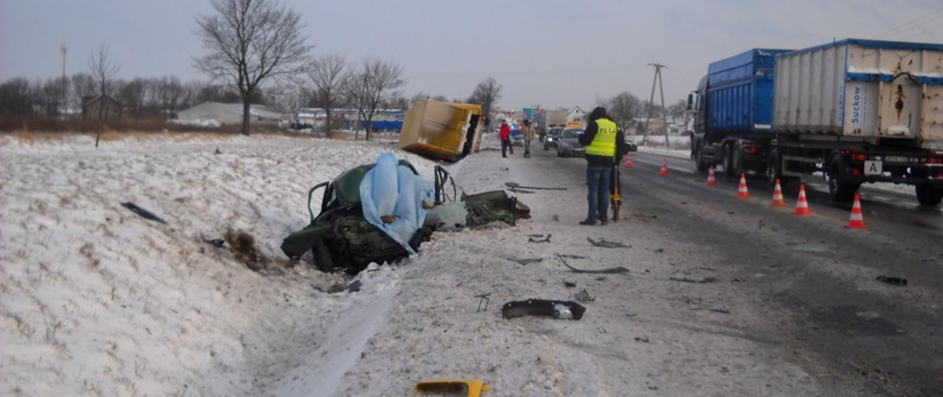 Zdjęcie przedstawia wrak samochodu osobowego w rowie