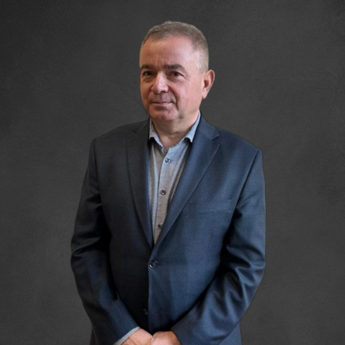 Zdjęcie przedstawia portret Kierownika Oddziału WIJHARS w Rzepinie, Pana Bogdana Sobieraja, ubranego w marynarkę koloru szarego oraz koszulę koloru stalowego. 