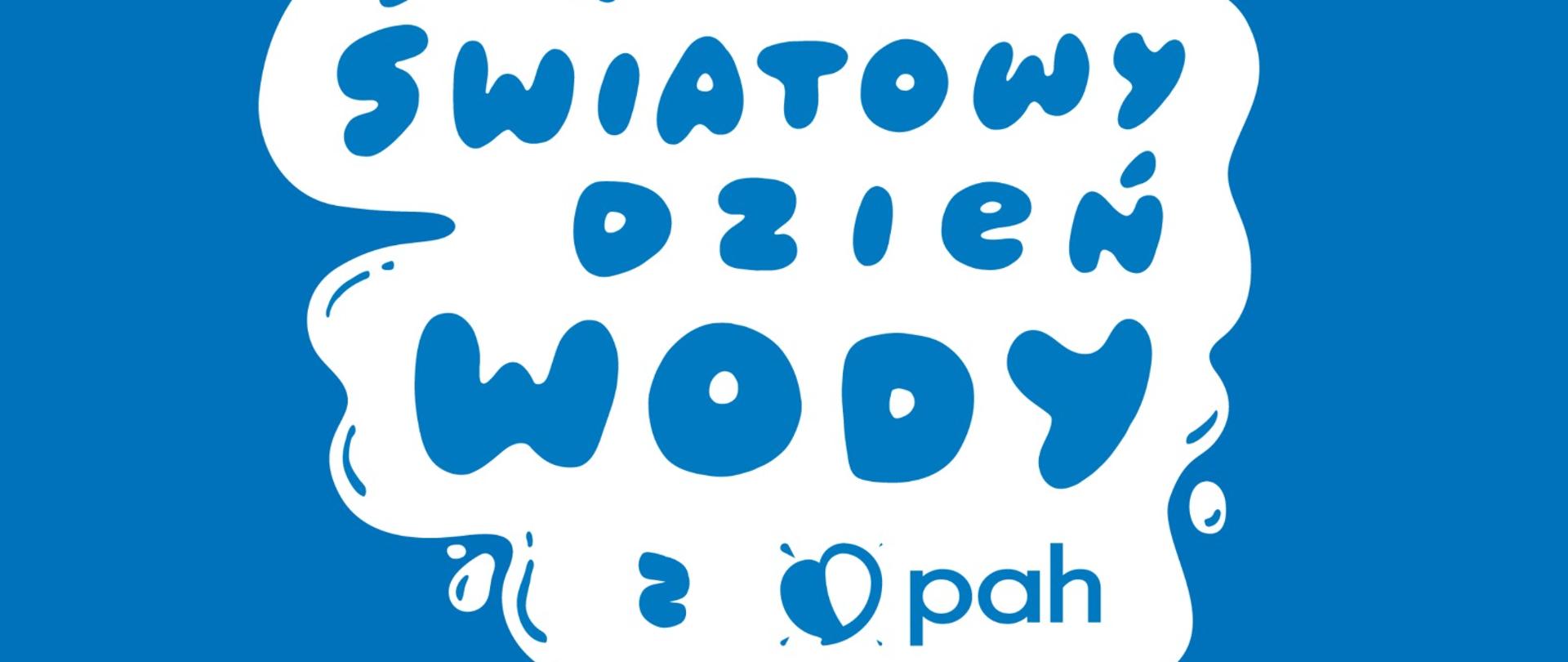 Niebieski kwadratowy plakat z białymi napisami. Na górze tekst: „Nasza szkoła bierze udział w akcji”. W centralnej części, na białej plamie przypominającej rozlaną wodę, znajduje się stylizowany napis: „Światowy Dzień Wody z PAH”. Na dole dopisek: „Świętujemy 22 marca!”.