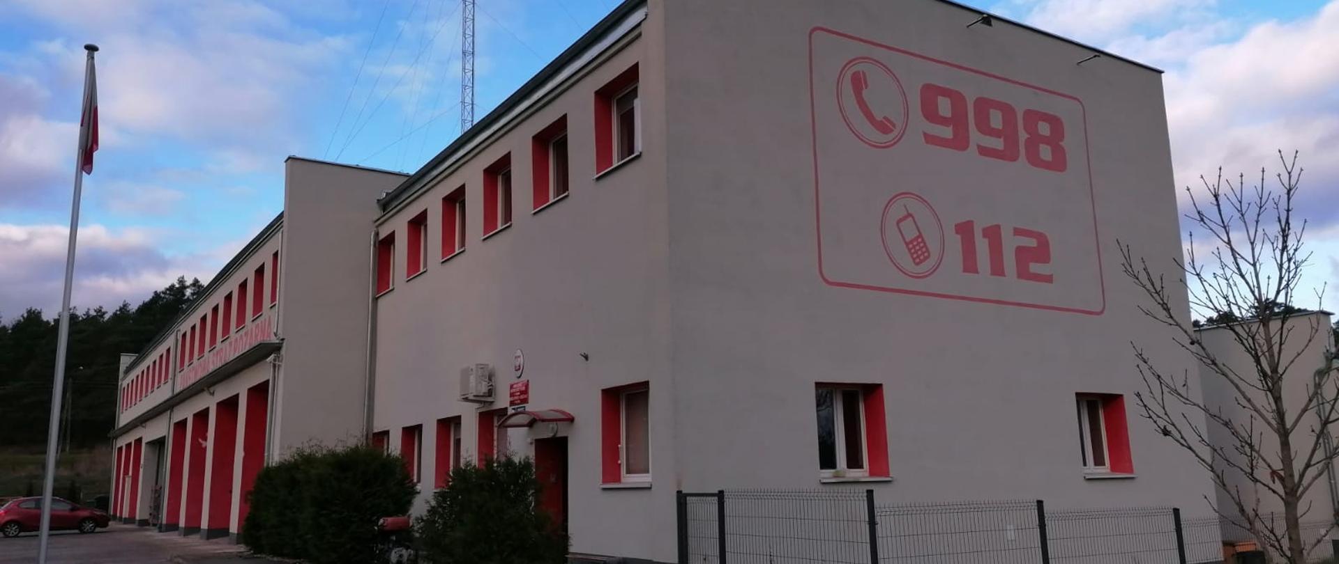 Obiekt Jednostki Ratowniczo – Gaśniczej numer 2 w Grudziądzu widziany z boku czyli od ulicy
Konstytucji 3 maja. Na ścianie budynku umieszczone są nr. alarmowe 998 i 112. Budynek
dwukondygnacyjny. Na parterze 7 czerwonych bram wyjazdowych dla pojazdów strażackich
Na piętrze okna biur i pomieszczeń socjalnych. Po lewej stronie widoczny jest maszt z
uniesioną flagą państwową.
Autor: mł.bryg. Sławomir Chyła