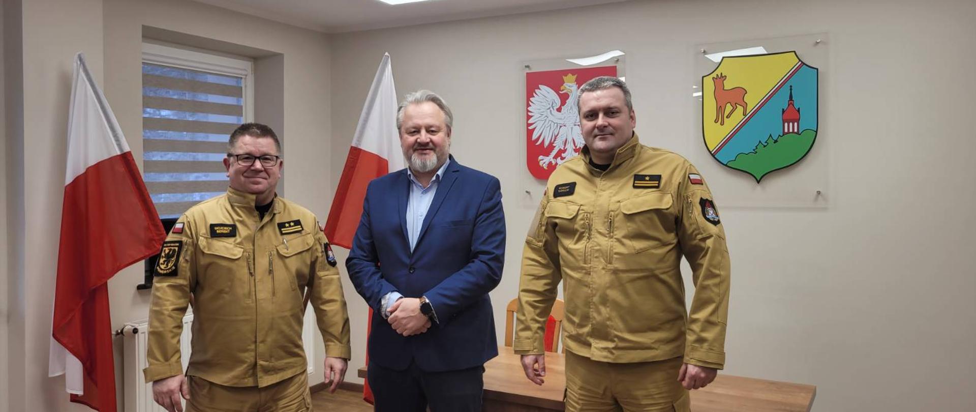 Na zdjęciu zastępca PKW PSP, komendant powiatowy PSP w Kwidzynie oraz wójt gminy Ryjewo