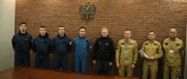 Grupowe zdjęcie kursantów (czterech strażaków) w towarzystwie Zastępcy Komendanta Centralnej Szkoły PSP, instruktora ratownictwa wysokościowego KSRG oraz dwóch oficerów CS PSP