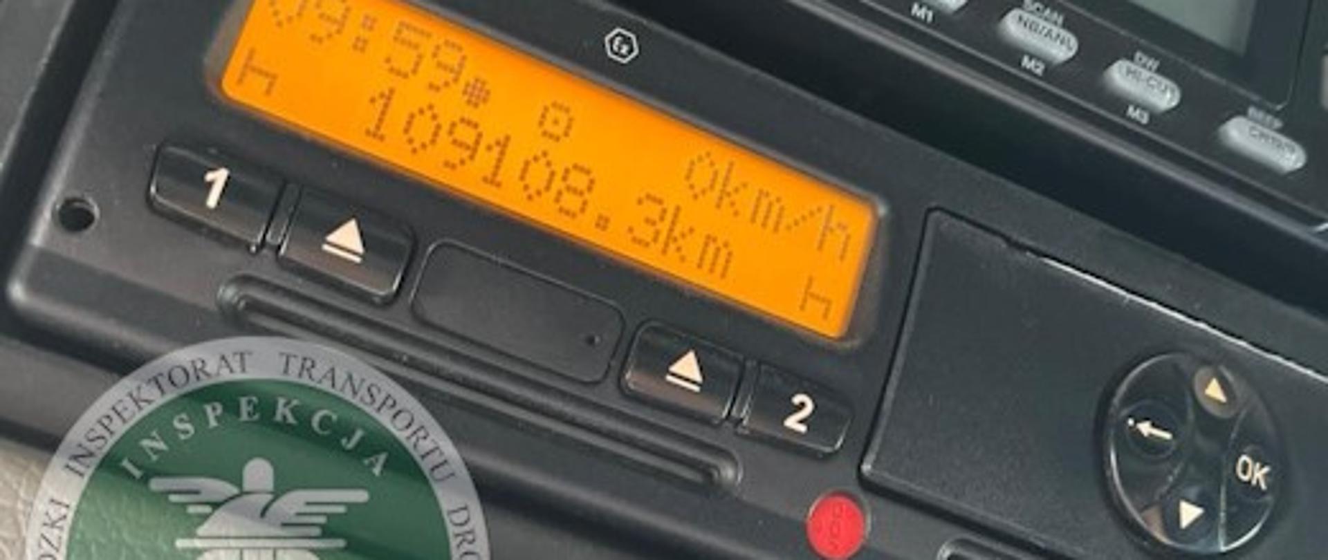 Zdjęcie ilustracyjne przedstawiające tachograf cyfrowy w pojeździe ciężarowym