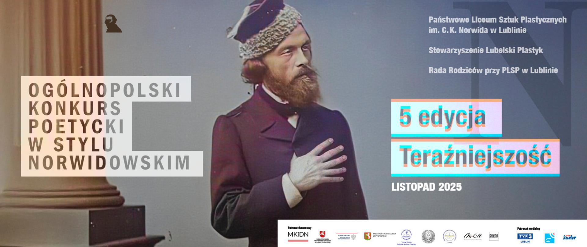 Baner konkursu. W centrum podkolorowane i lekko przerobione zdjęcie stojącego C.K. Norwida (dorobiona dłoń z sześcioma palcami, którą Norwid trzyma na piersi). Tekst: Ogólnopolski Konkurs Poetycki w Stylu Norwidowskim. 5 edycja. Teraźniejszość. Listopad 2025