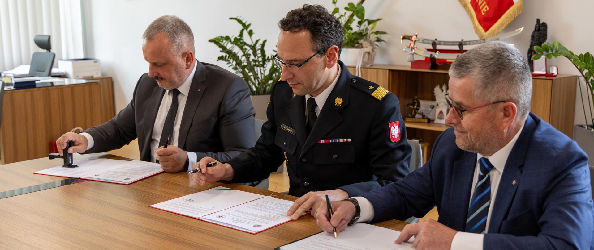 3 mezczyzna na zdjeciu. popdisuja dokumenty