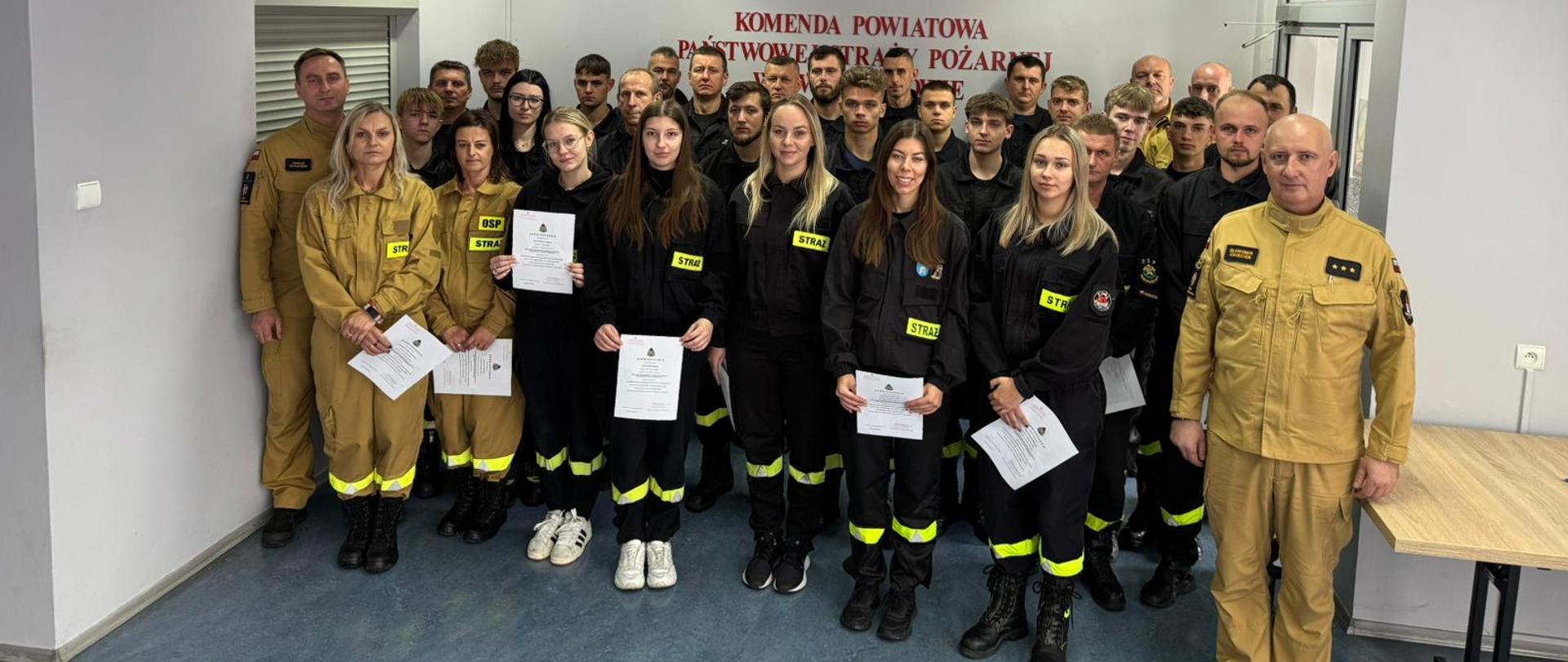 Wspólne zdjęcie uczestników szkolenia z Komendantem Powiatowym PSP oraz z-cą d-cy JRG 