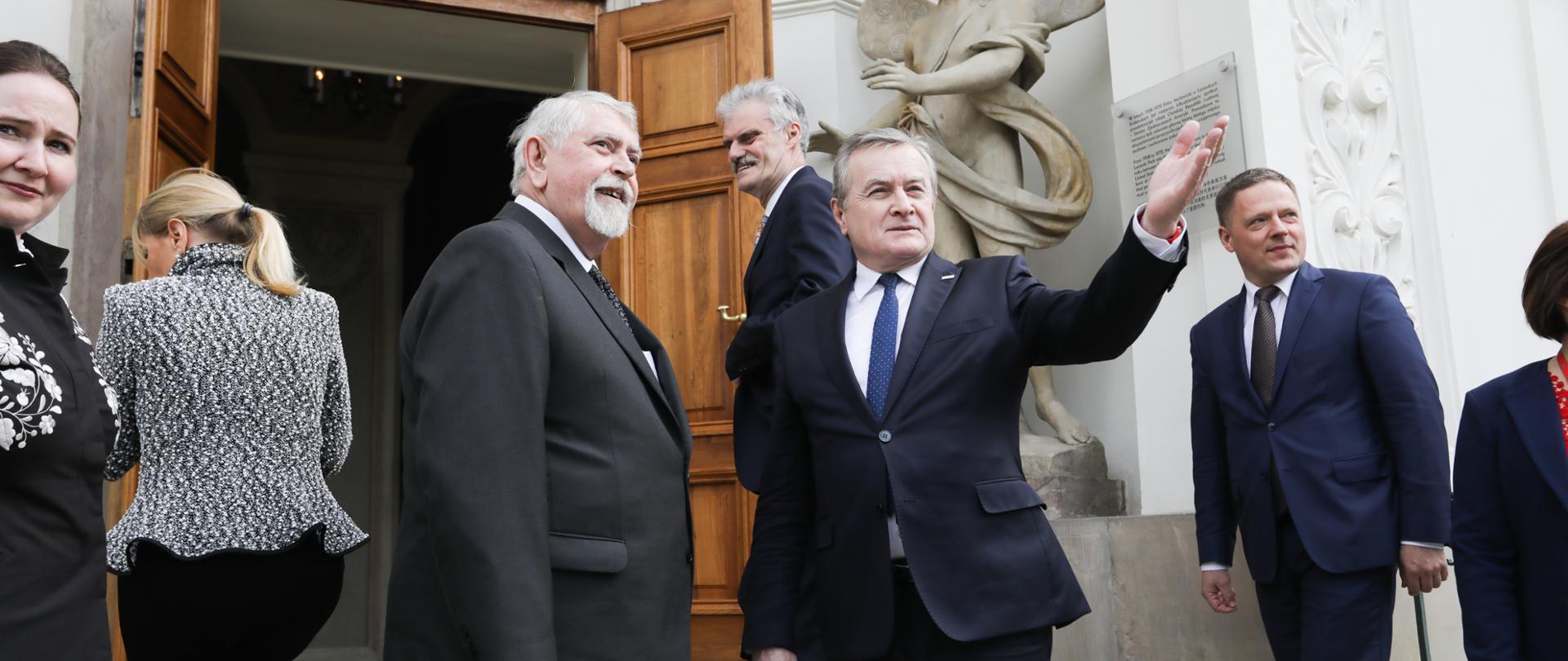 Wicepremier Piotr Gliński i minister zasobów ludzkich Węgier Miklós Kásler zainaugurowali wystawę „Bratanków dzieje wspólne” w Łazienkach Królewskich, fot. Danuta Matloch 