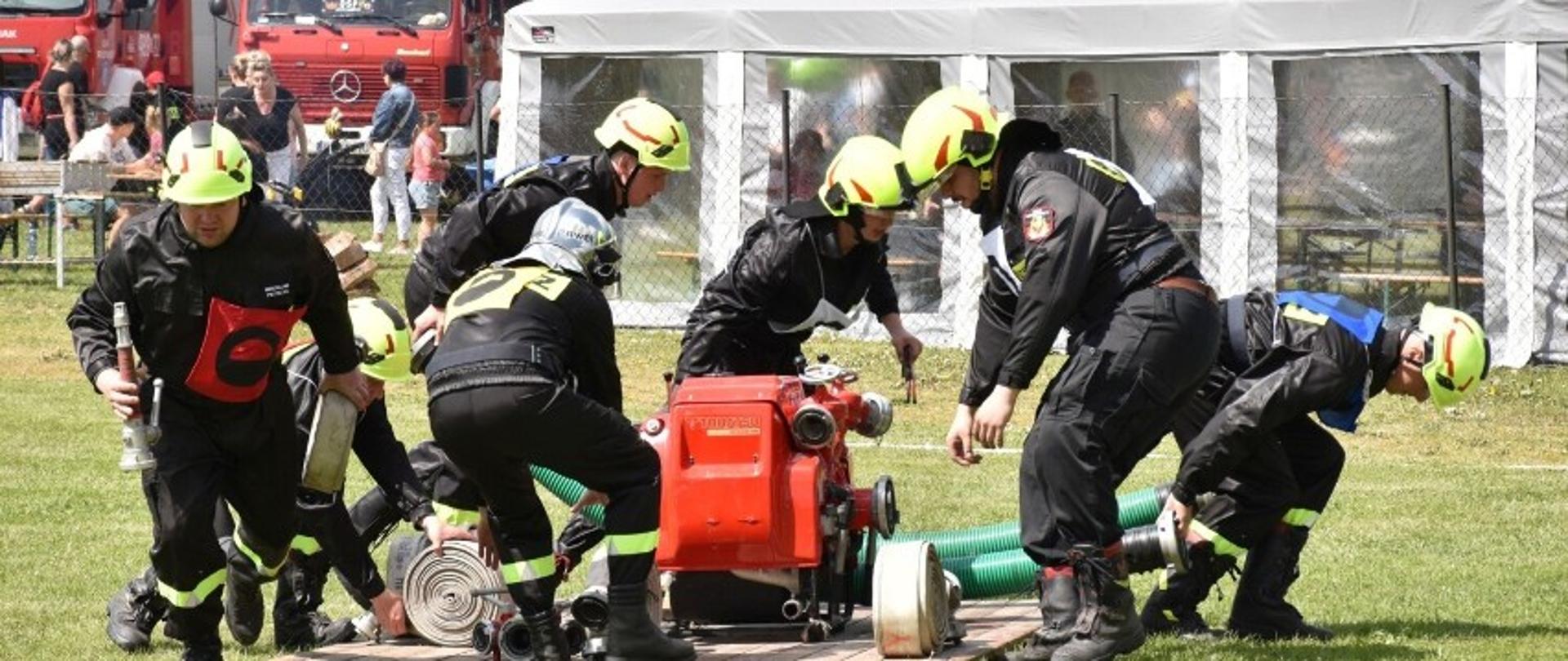 Strażacy podczas ćwiczenia bojowego