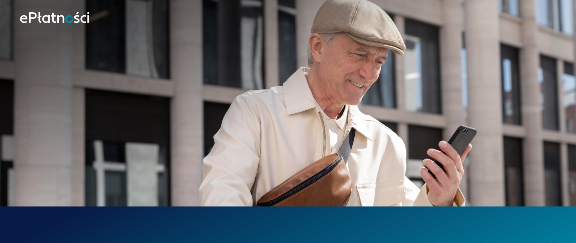 W lewym górnym rogu logo ePłatności, na zdjęciu starszy mężczyzna z telefonem w ręce, w tle budynek