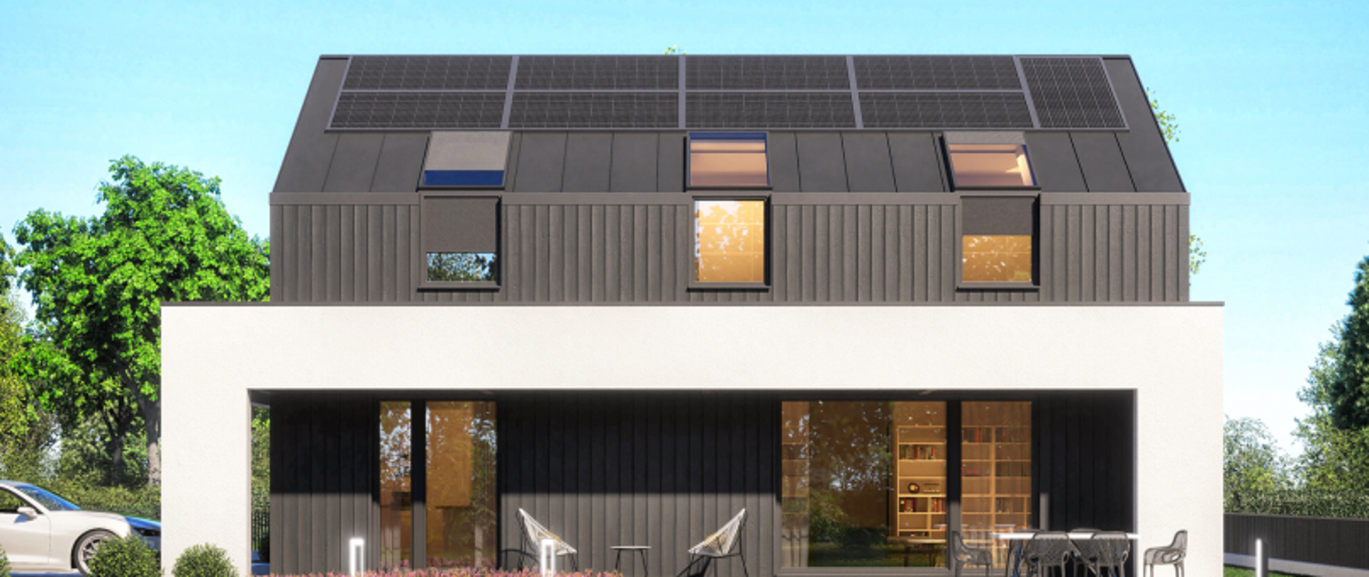 Nowoczesny dom z panelami słonecznymi, dużymi oknami i tarasem w otoczeniu zieleni.