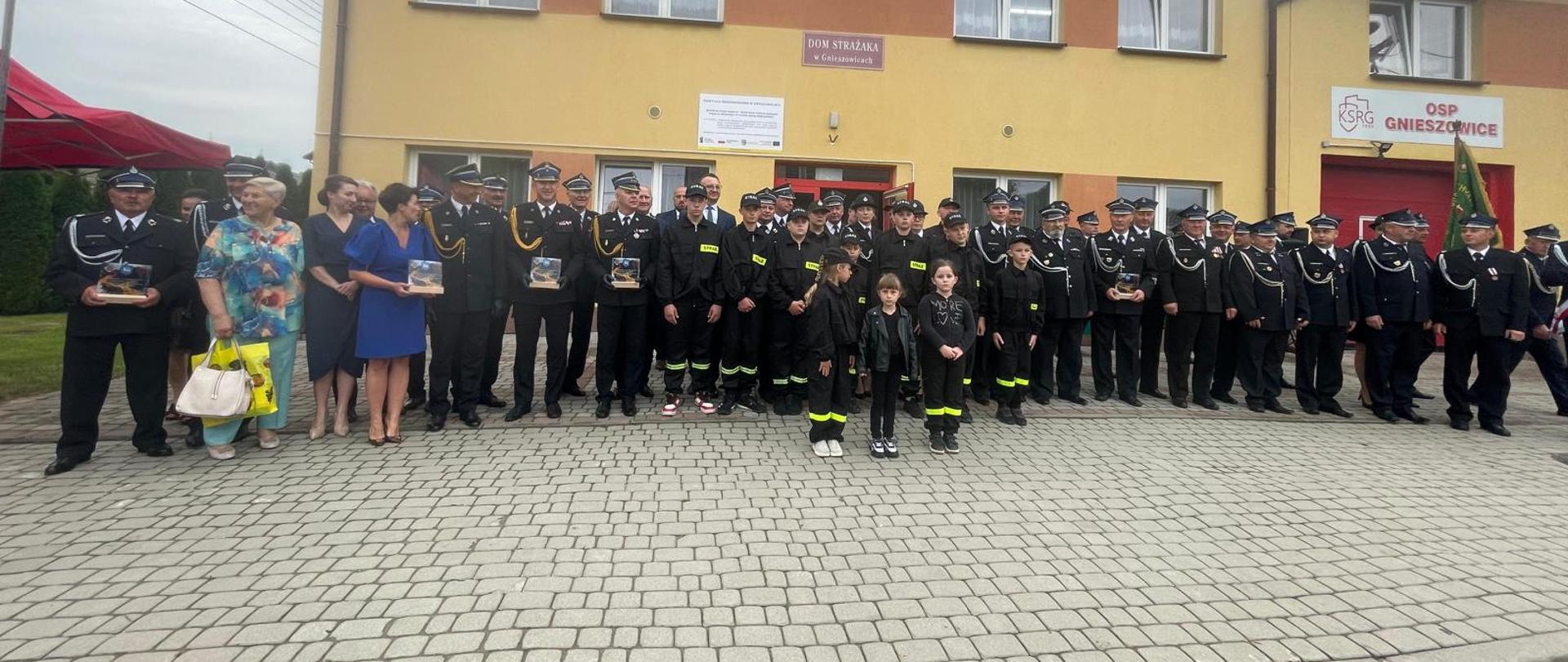 Zdjęcie przedstawia uczestników uroczystości.