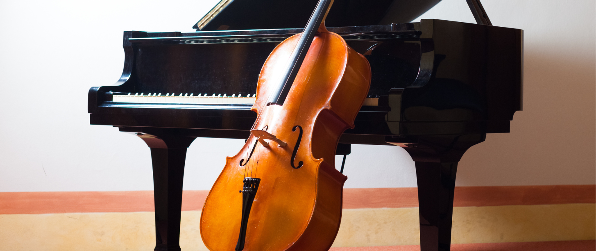 Na plakacie znajduje się zdjęcie wiolonczeli opartej o czarny fortepian, nad zdjęciem tekst informujący o warsztatach wiolonczelowych prowadzonych przez dr Monikę Krasicką - Gajownik z Akademii Muzycznej im. Krzysztofa Pendereckiego w Krakowie. Pod zdjęciem informacja – 23 kwietnia 2024, godz. 15:00 Aula PSM, logo PSM w Jaśle oraz motyw dekoracyjny w postaci klucza wiolinowego i nut.