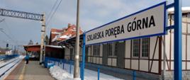 Widok na dworzec w Szklarskiej Porębie Górnej z perspektywy peronu kolejowego 