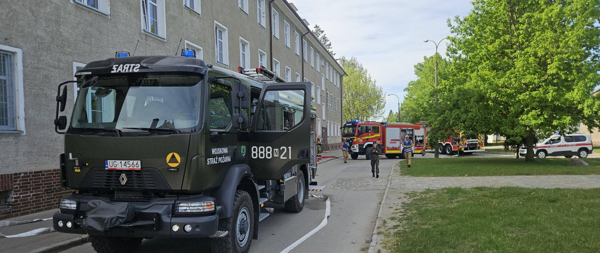 Ćwiczenia strażackie, na zdjęciu samochody strażackie.