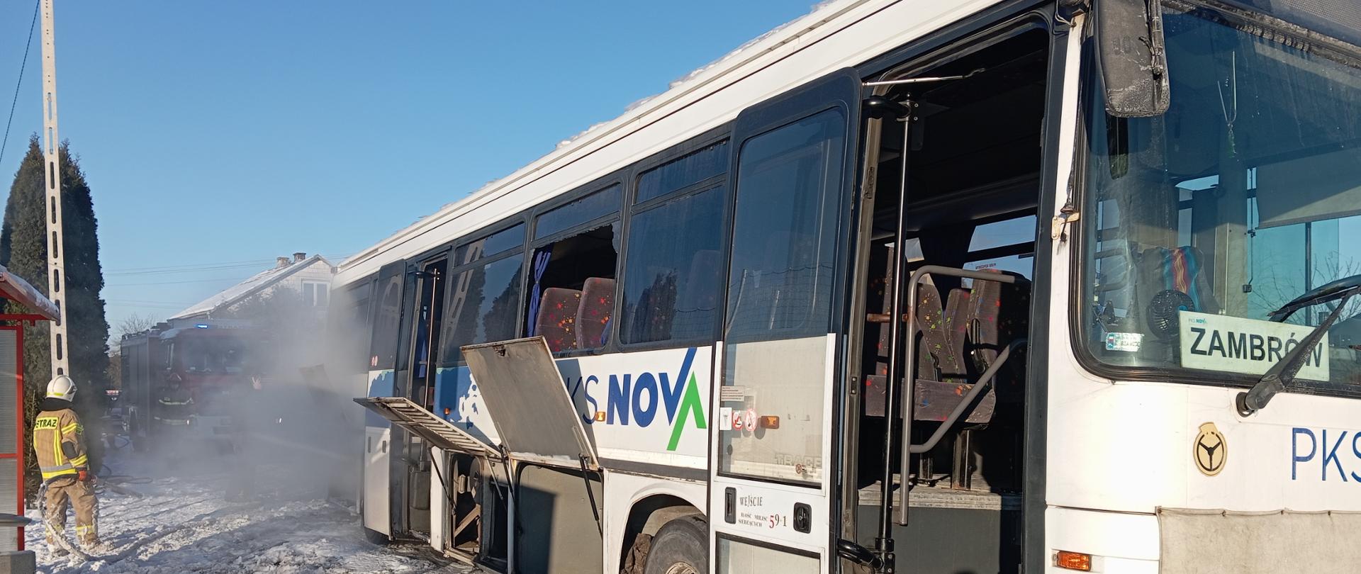 pożar autobusu stojącego na drodze gminnej