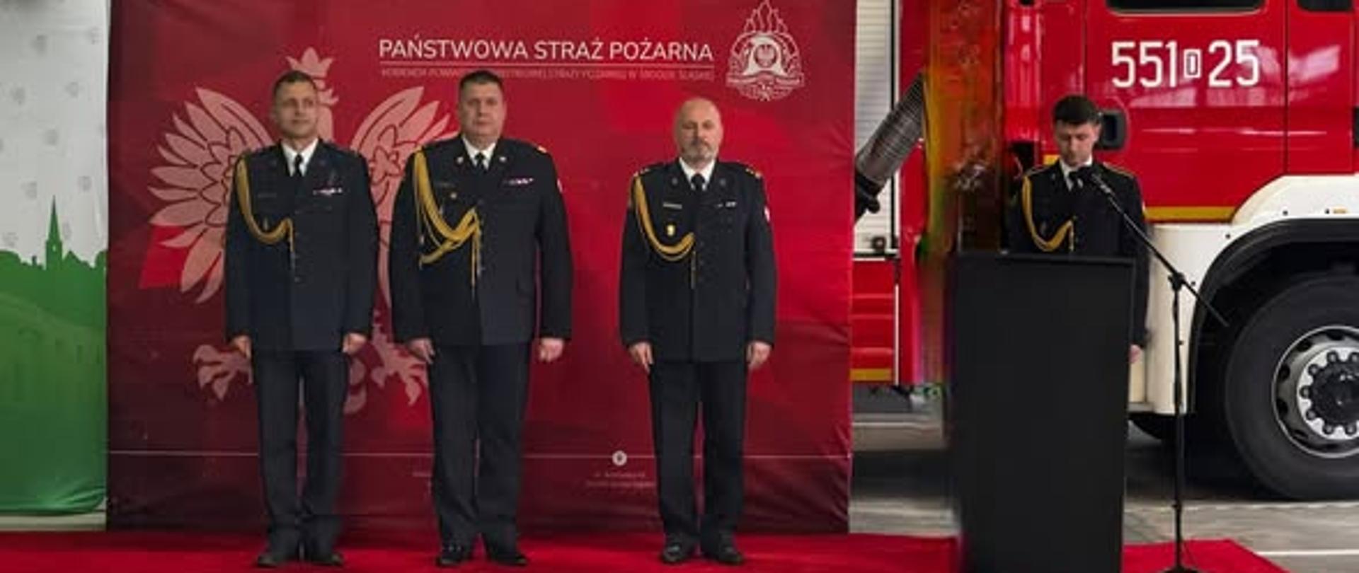 Strażacy na uroczystej zbiórce 