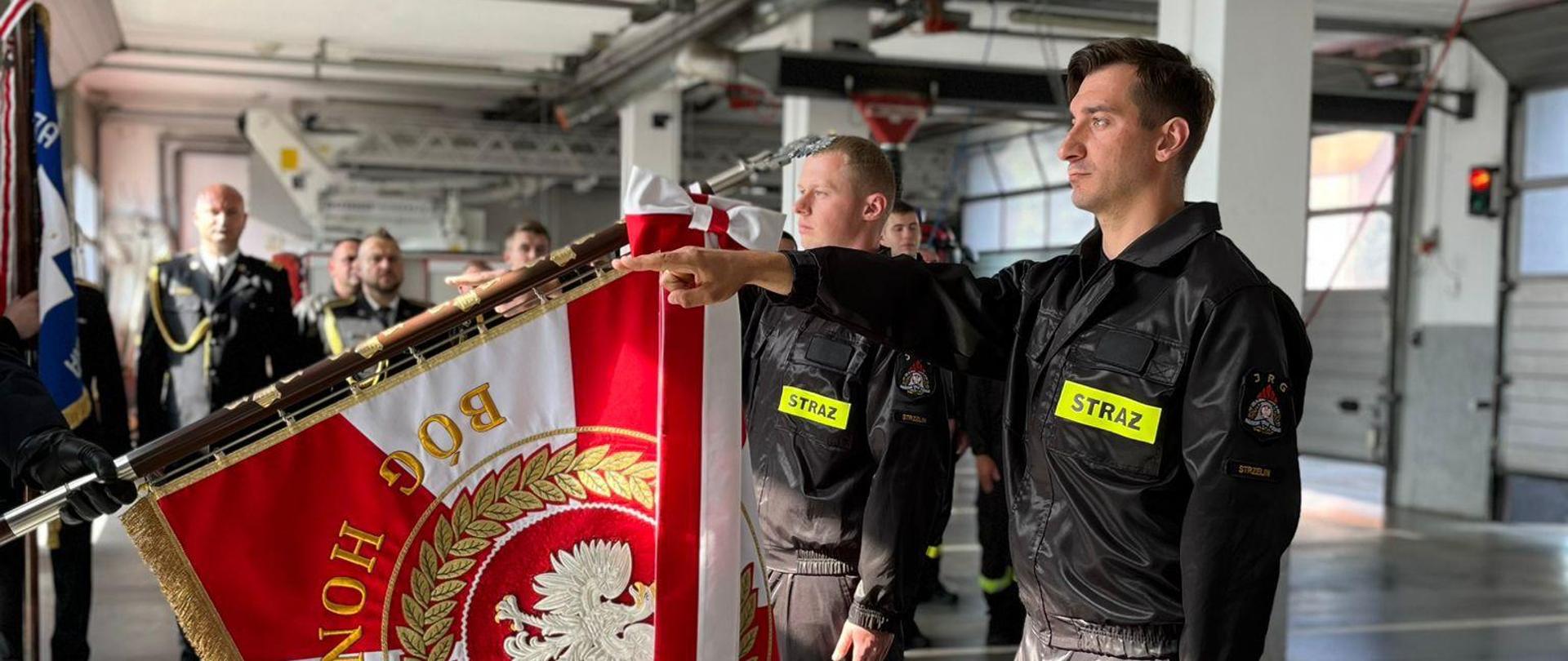 Strazący ślubujący przed pocztę 