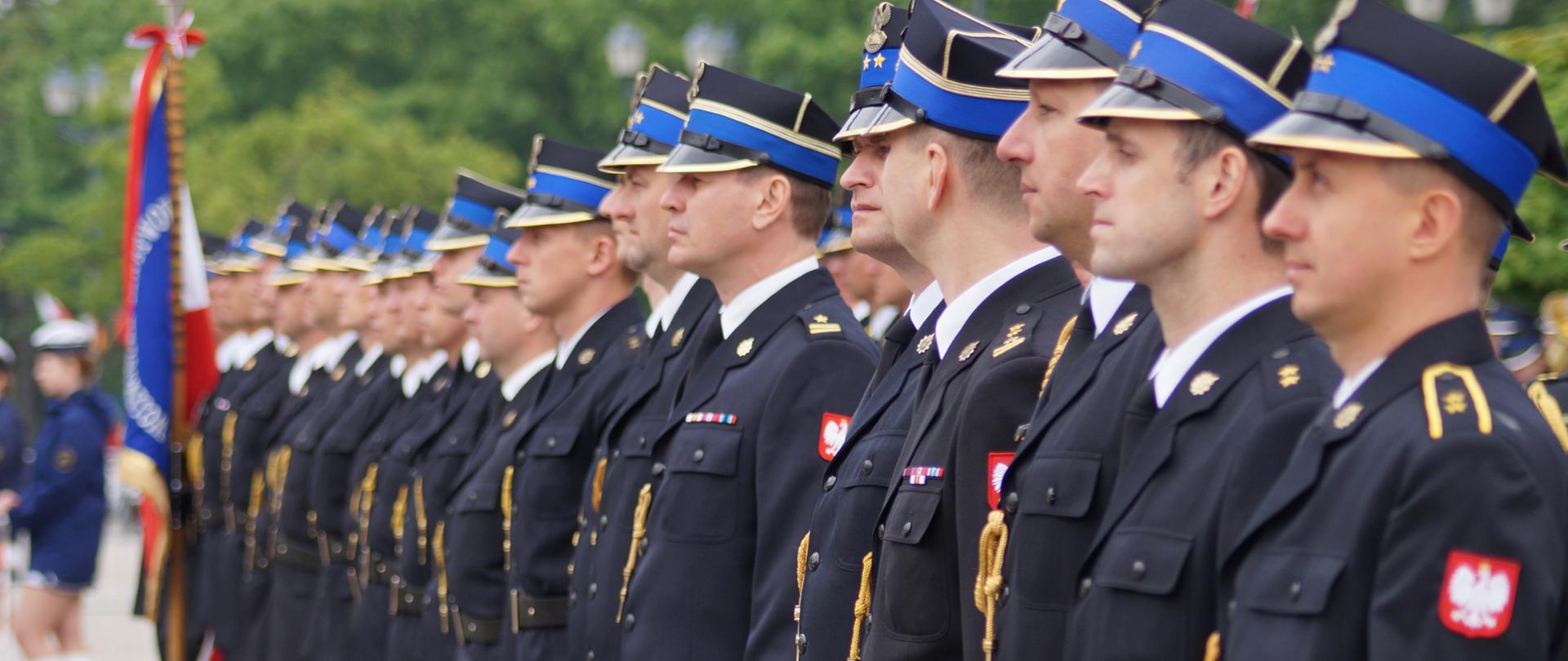 Na zdjęciu widać poddział strażaków podczas uroczystego apelu